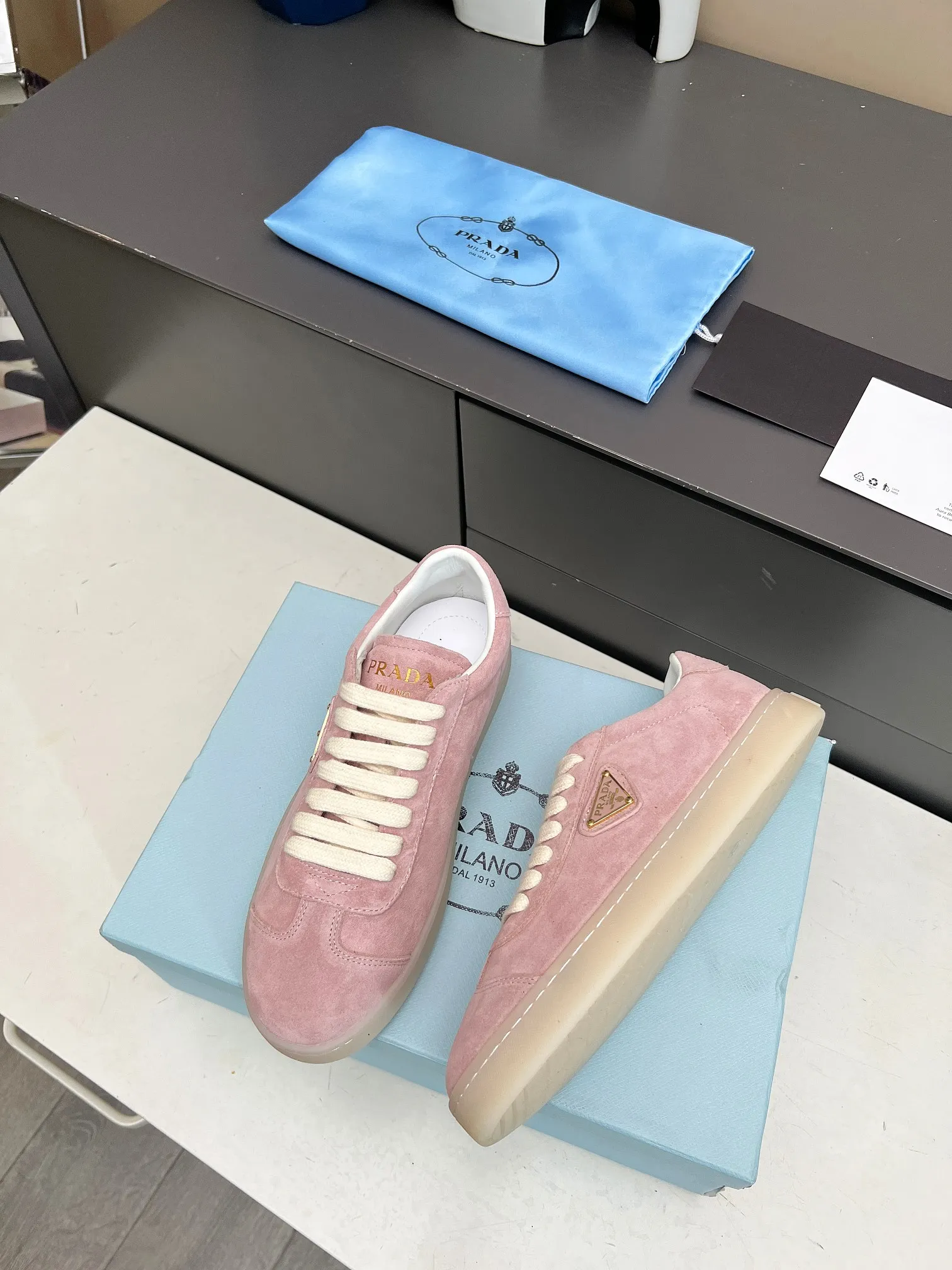 👟👟Ex-factory price 480👟👟 2024 Prada/Prada "couples" metal logo decorated Lane leather sneakers. This sneaker is fashionable and simple, showing the full integration of minimalist style and sports personality. Easy to wear and durable, artistic retro style. Leather material: original imported cowhide. Lining: sheepskin lining. Shoe logo: enamel-coated triangular metal logo. Size: 35-45 (female 41, male 45, custom-made, non-returnable).